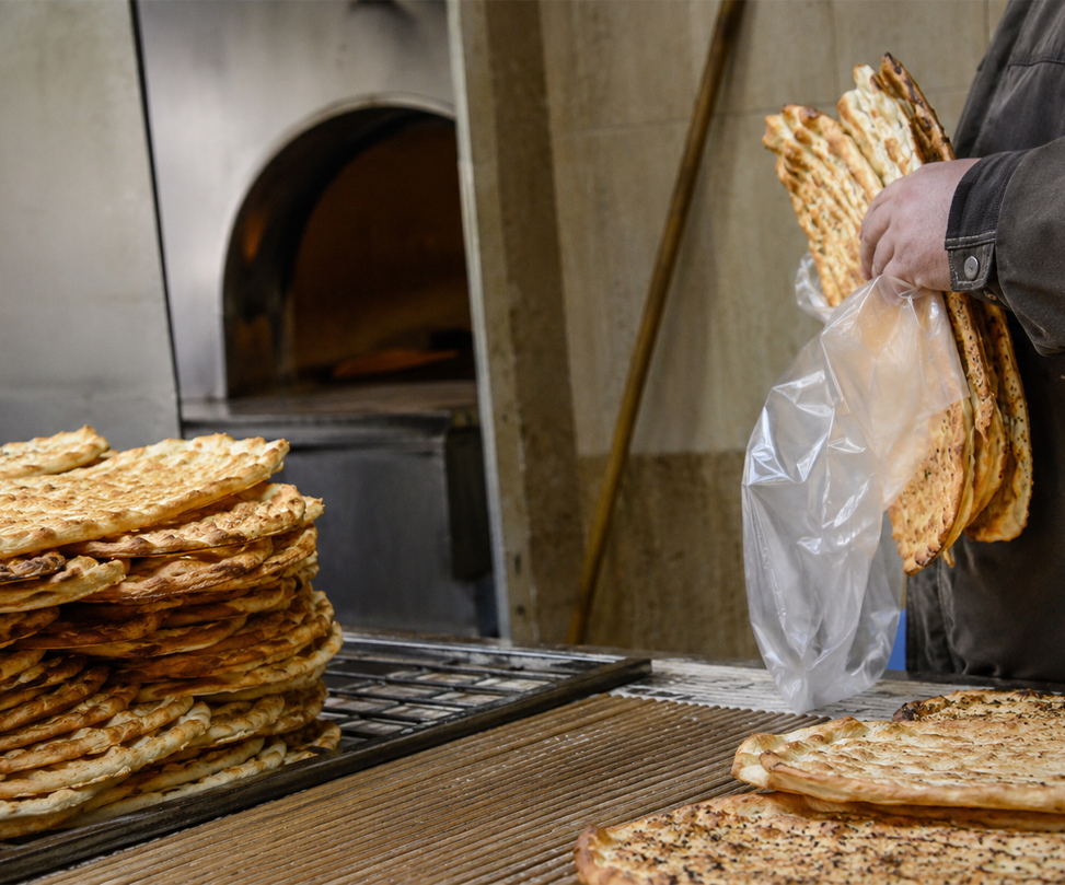 «بیش از سه نان نمی‌دهیم»؛ سهمیه‌بندی و افزایش چشمگیر قیمت نان در سراسر ایران