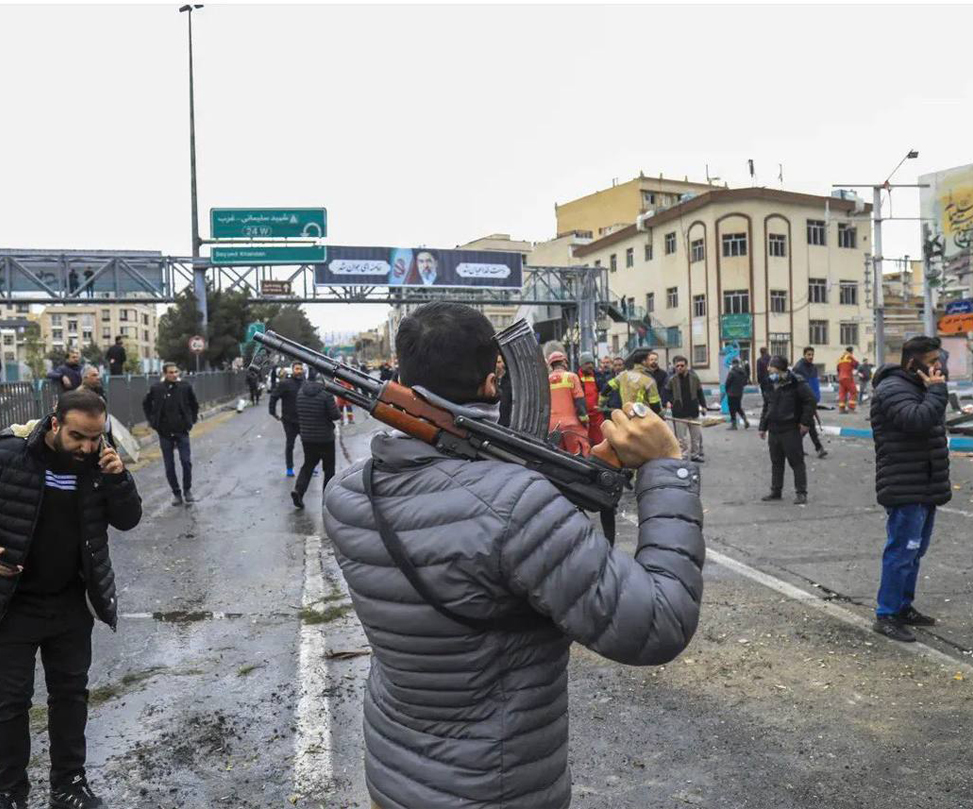 «گوشی‌ها را می‌گردند، مردم را می‌برند»؛ روایت مردم از «حکومت نظامی» در سایه جنگ