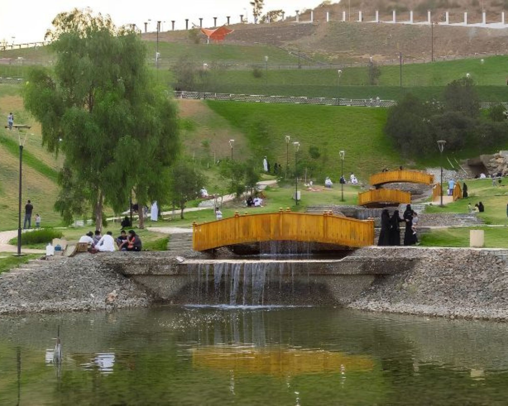 عربستان سعودی با تغییر جنس آسفالت، نمای ساختمان‌ها و ایجاد کانال‌های آب روباز دمای ریاض را کاهش می‌دهد