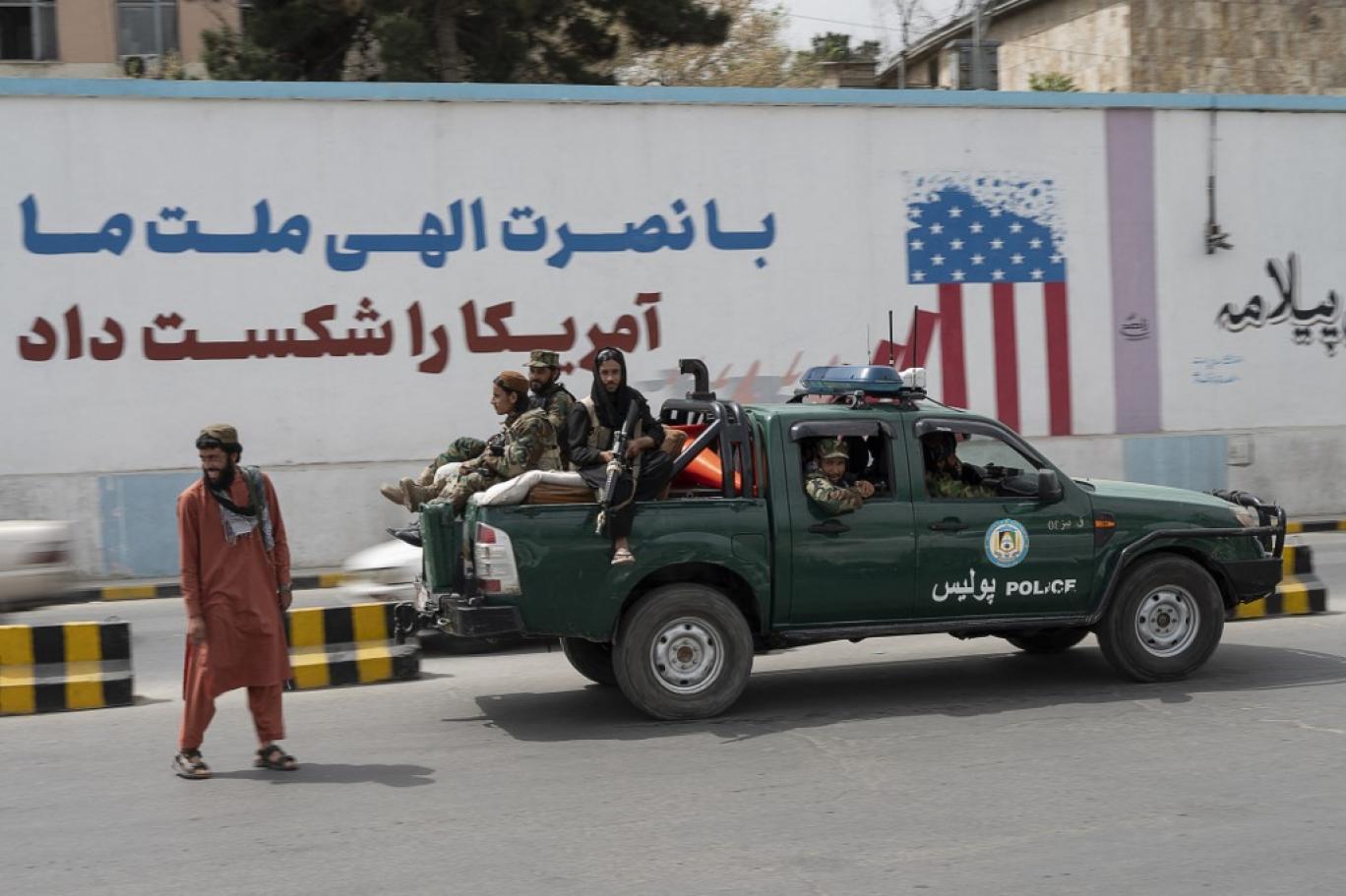طالبان پس از دوباره به قدرت رسیدن در افغانستان، این پیام را بر دیوار سفارت آمریکا در کابل نوشتند - WAKIL KOHSAR / AFP