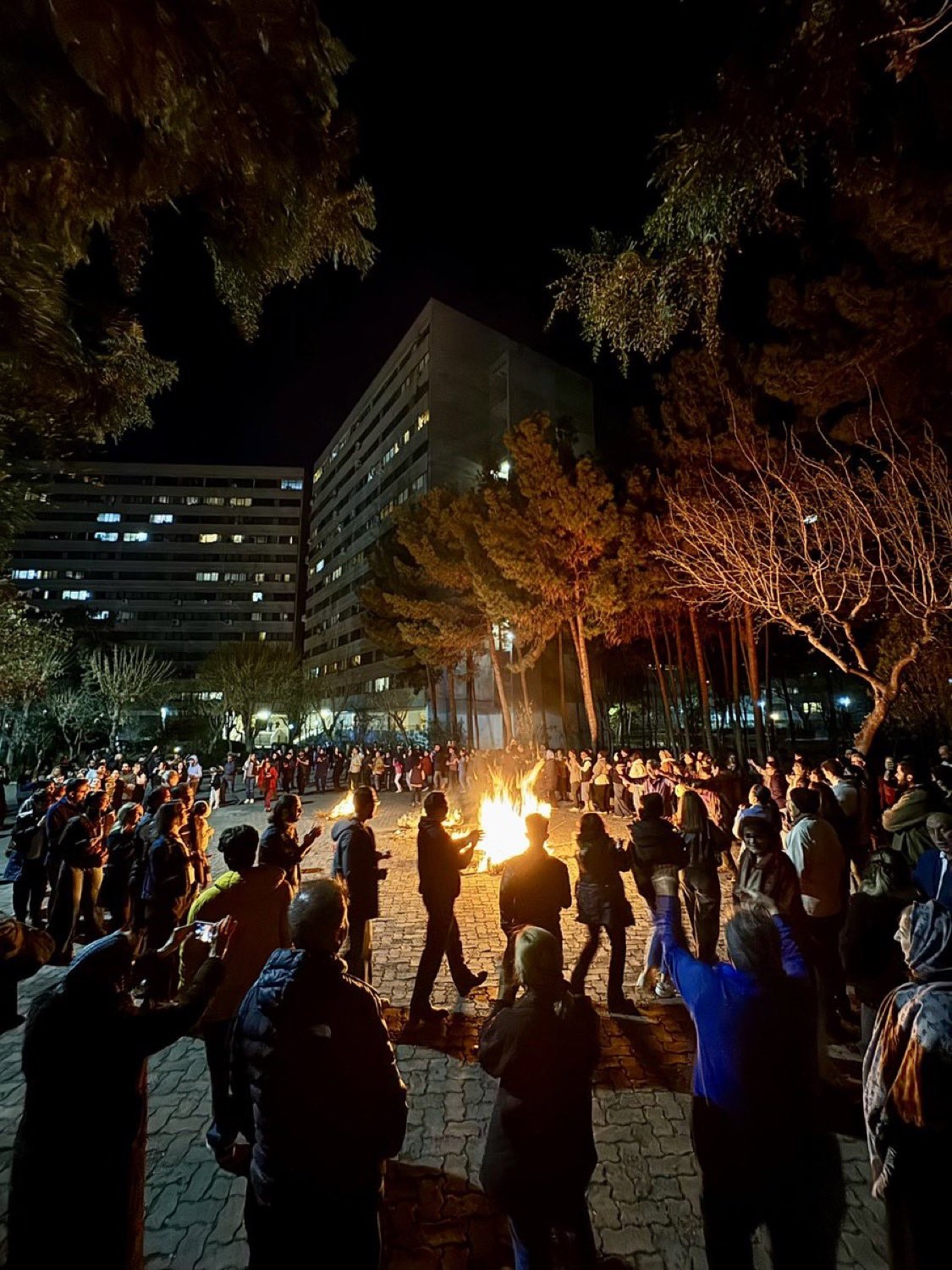 ایرانیان میدان‌دار تقابل تاریخی نور با تاریکی؛ نوزایی ققنوس ایران از دل آتش چهارشنبه‌سوری