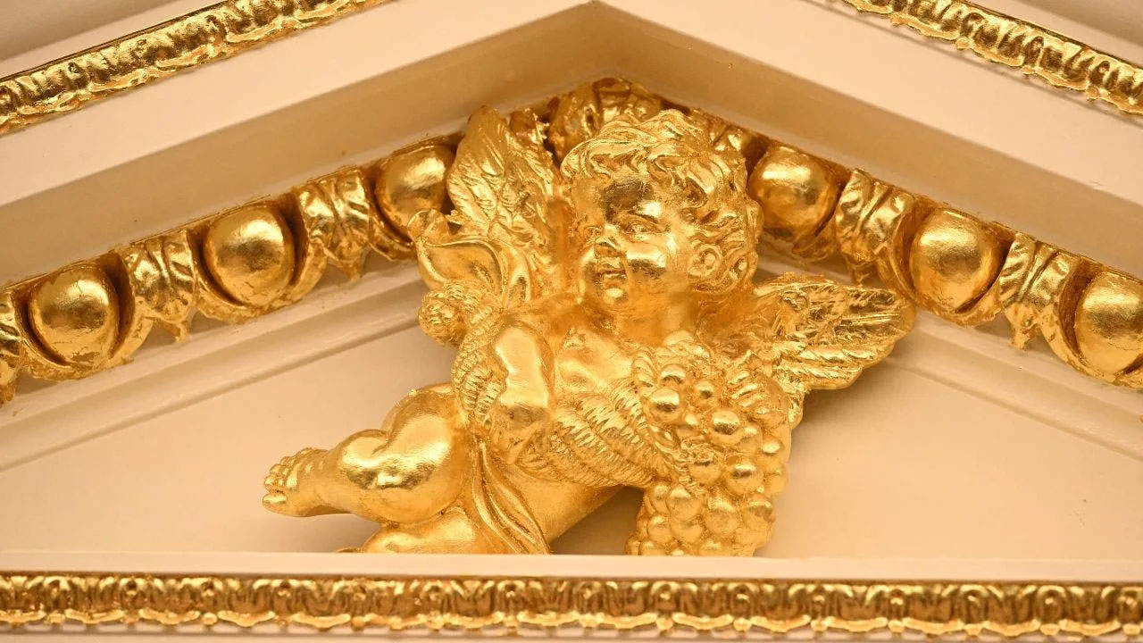 یک گچبری طلایی در بالای دری در دفتر بیضی شکل کاخ سفید در واشنگتن دی سی- کاح سفید
