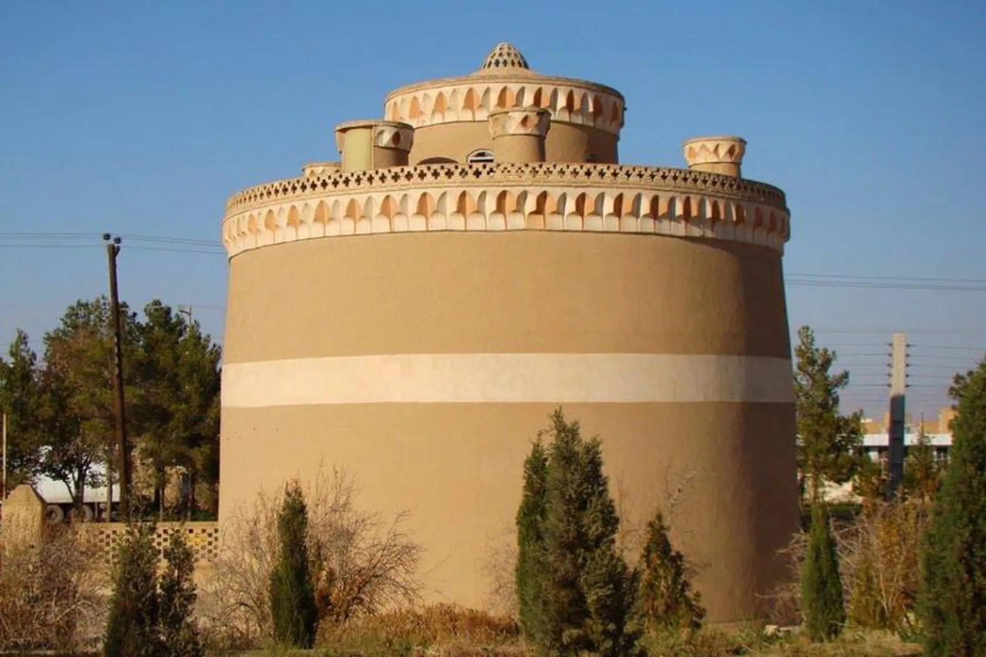 کبوترخانه‌های تاریخی ایران، کارخانه تولید کود و زیستگاه امن پرندگان