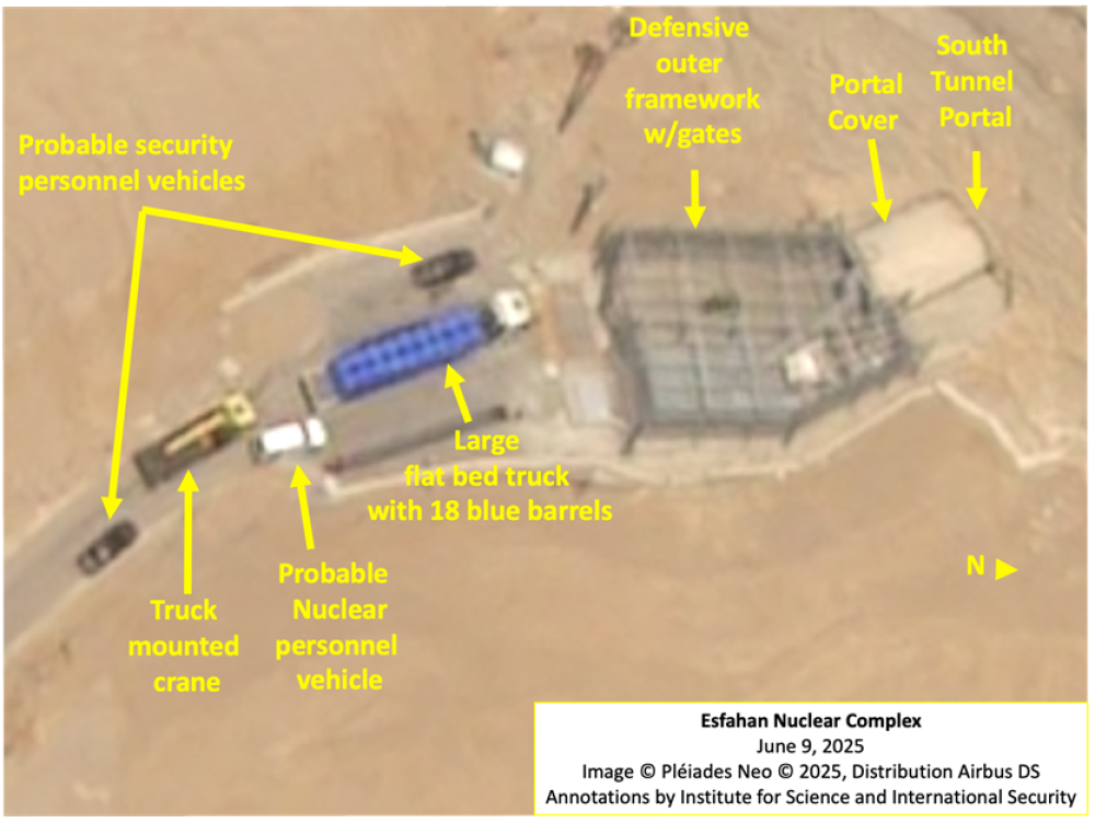 بشکه‌های آبی‌رنگی که در روزهای پیش از جنگ ۱۲ روزه به کوه اصفهان منتقل شد چه بودند؟