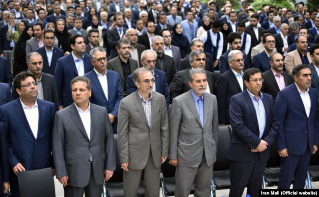 علی انصاری، نفر دوم از سمت چپ