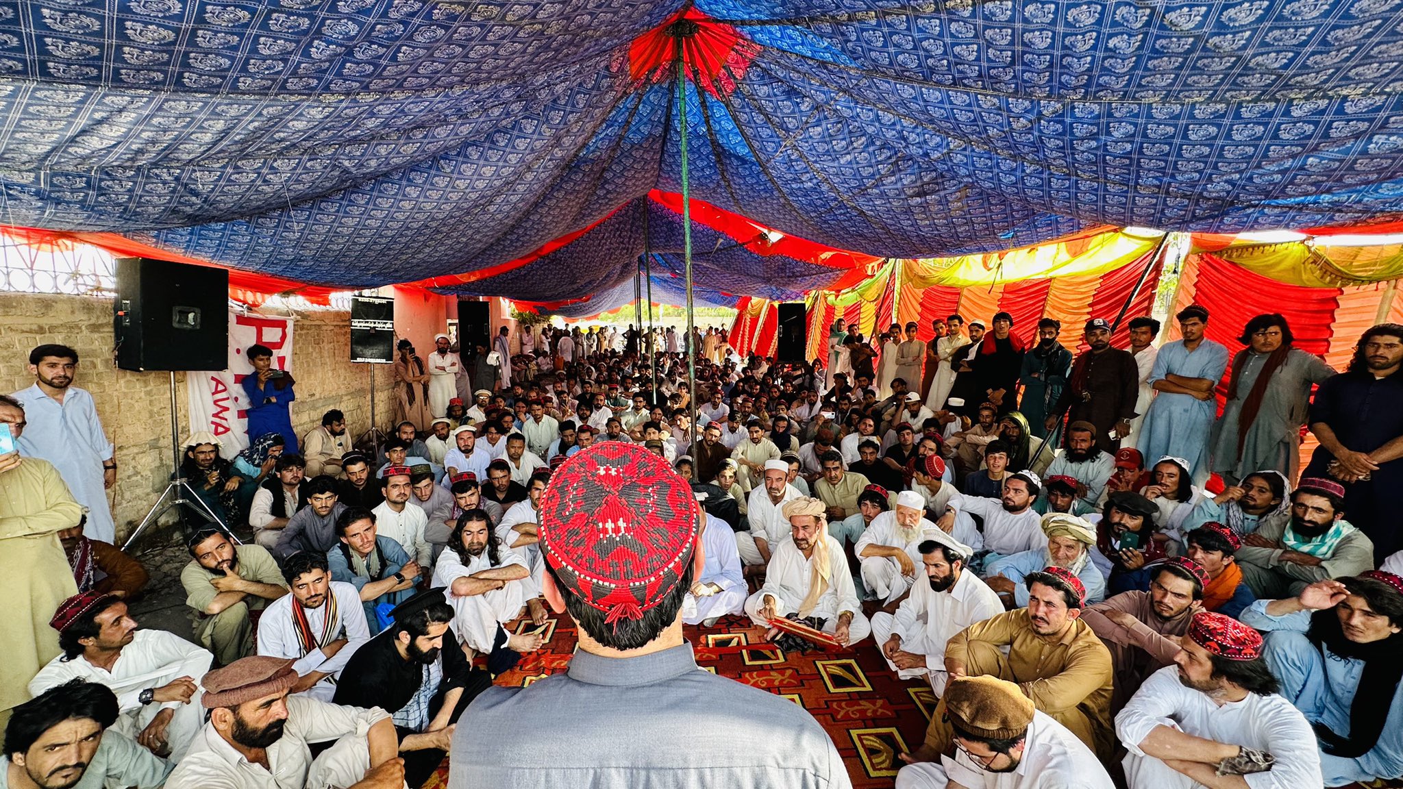 دشمنی طالبان با تنوع فرهنگی؛ سیلی وزیر به دانشجویی که کلاه ازبکی بر سر داشت