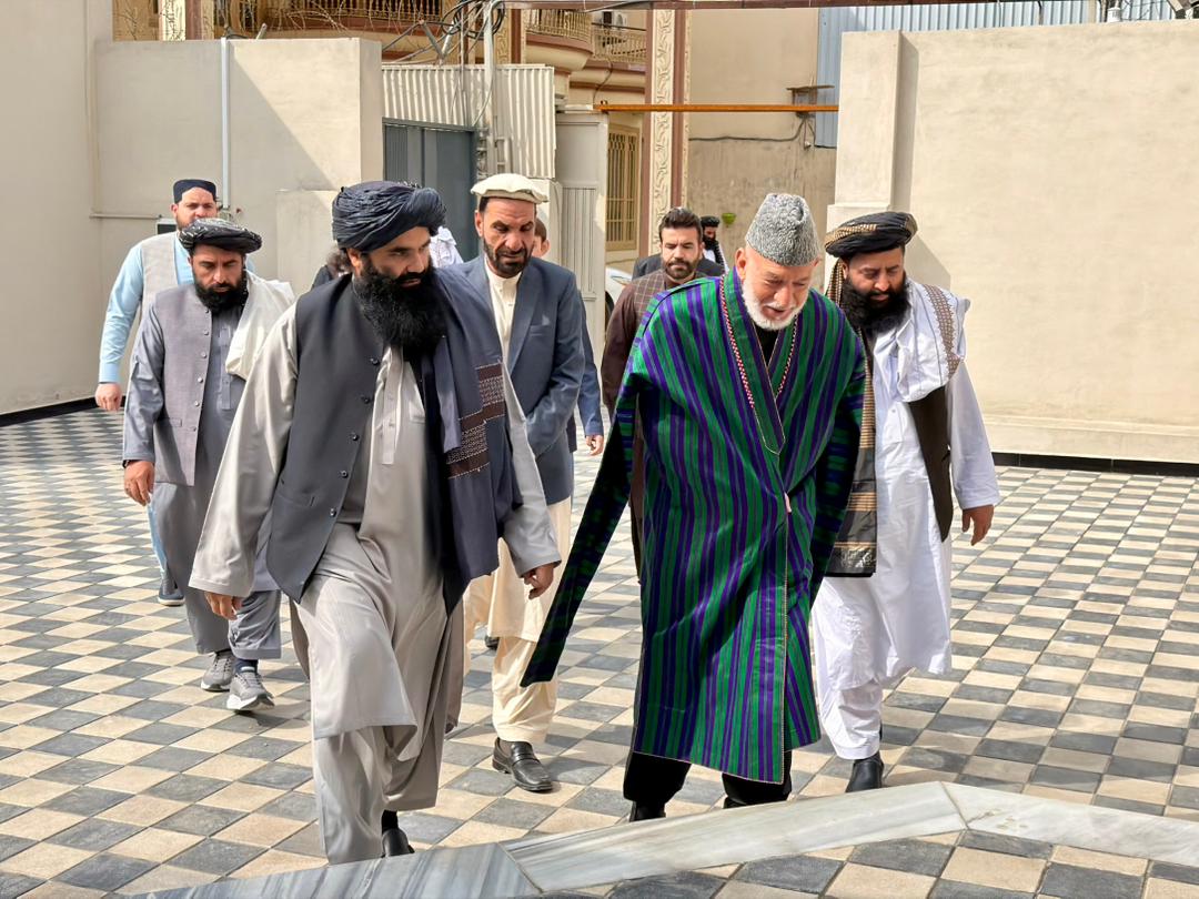 کرزی در خانه حقانی؛ سایه حملات انتحاری بر دیداری به مناسبت عید