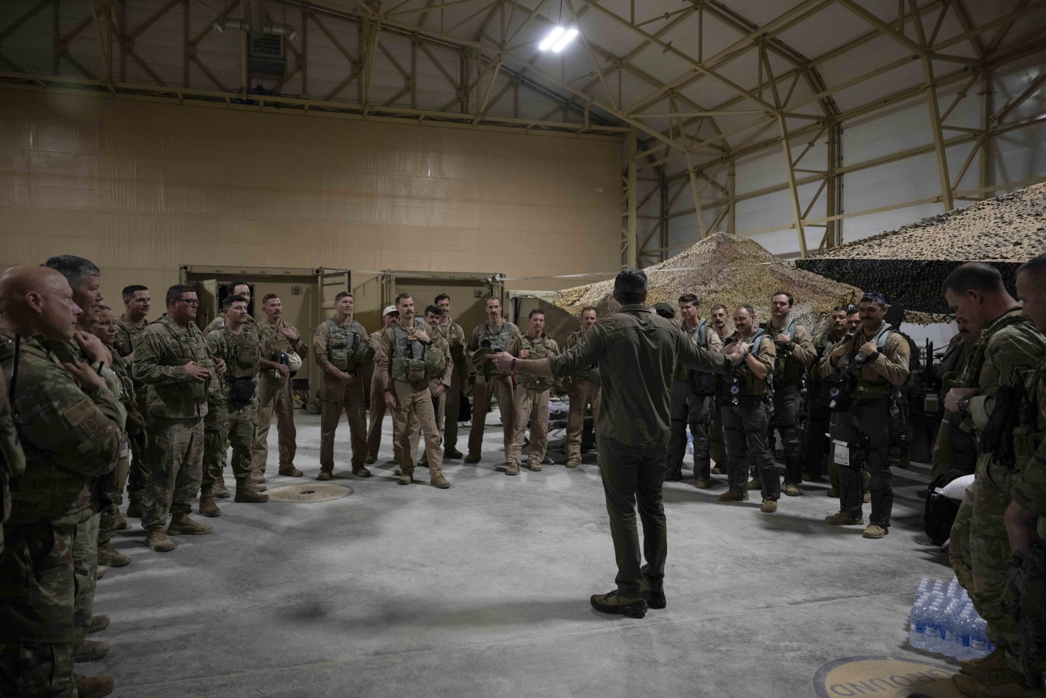 شش روز در خاک دشمن با خوردن مورچه و علف؛ تاریخچه‌ عملیات نجات خلبانان از بوسنی تا اوگاندا، عراق و ایران