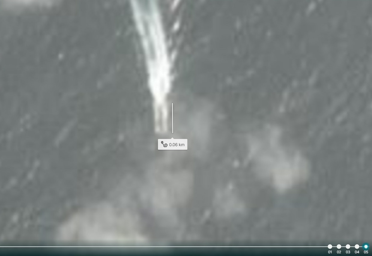 صورة الأقمار الصناعية لغواصة بالقرب من سفينة سافوي بعد ظهر يوم الاثنين. يُعتقد أن هذه صورة لغواصة دولفين إسرائيلية