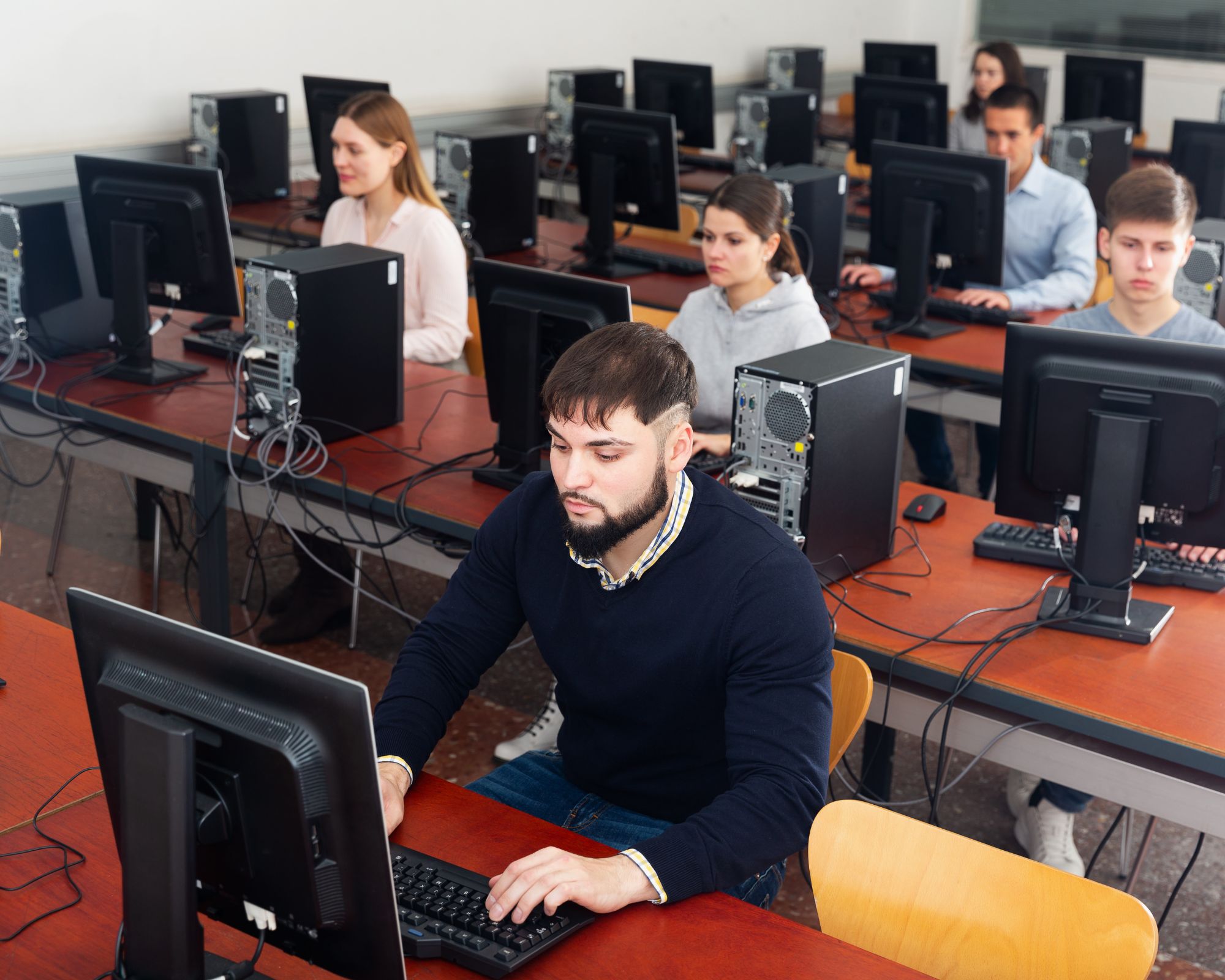 جذب نوجوانان بریتانیایی برای جاسوسی؛ پای جمهوری اسلامی درمیان است؟