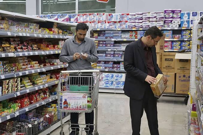بازار ایران در آستانه کمبود کالاهای اساسی؛ حکومت انکار می‌کند