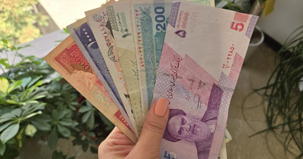 اختلال گسترده در شبکه بانکی ایران و بازگشت اجباری مردم به پول نقد