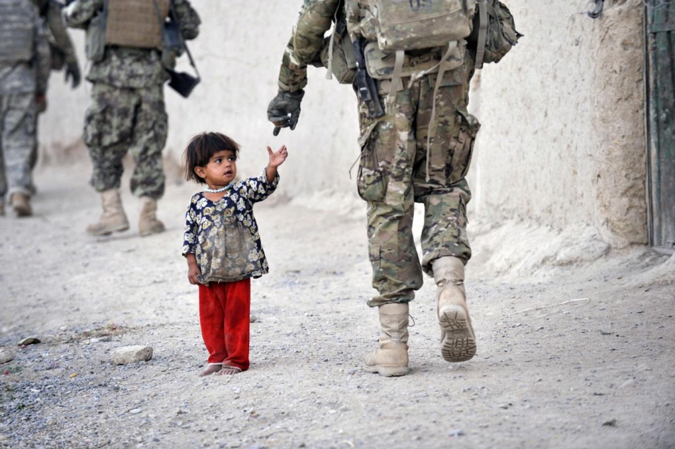 Последствия вооруженных конфликтов. Дети современной войны. Дети войны. Жертвы Вооруженных конфликтов. Военный с ребенком.
