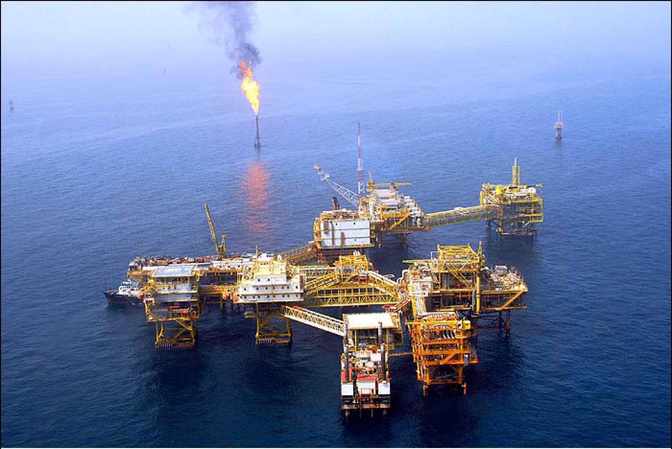 Страны персидского залива нефть. Персидский Алив добыча нейти. Нефтедобывающая платформа персидский залив. Добыча нефти в персидском заливе. Нефтяные вышки в персидском заливе.