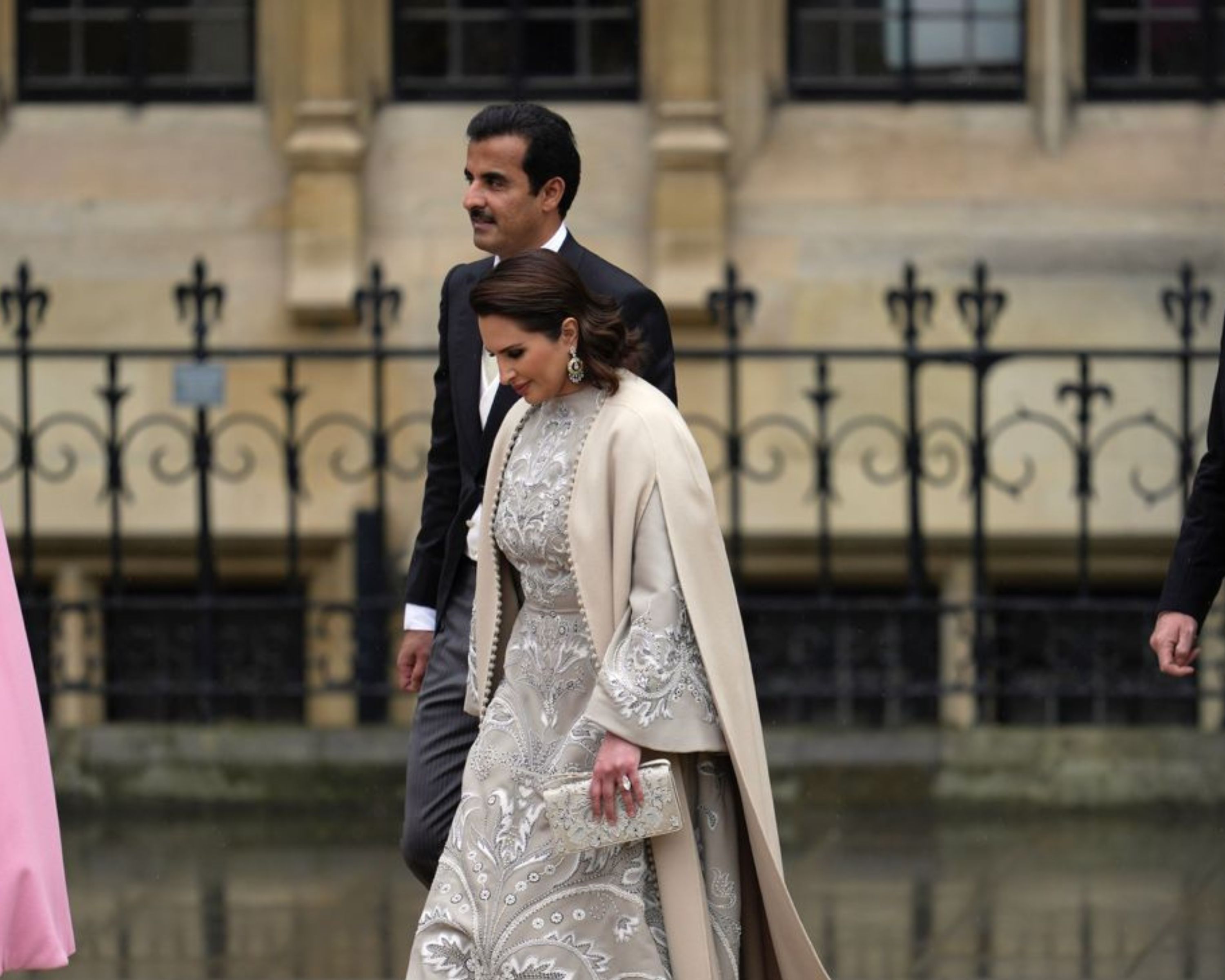 امیر قطر و همسرش در تاجگذاری چارلز.jpg