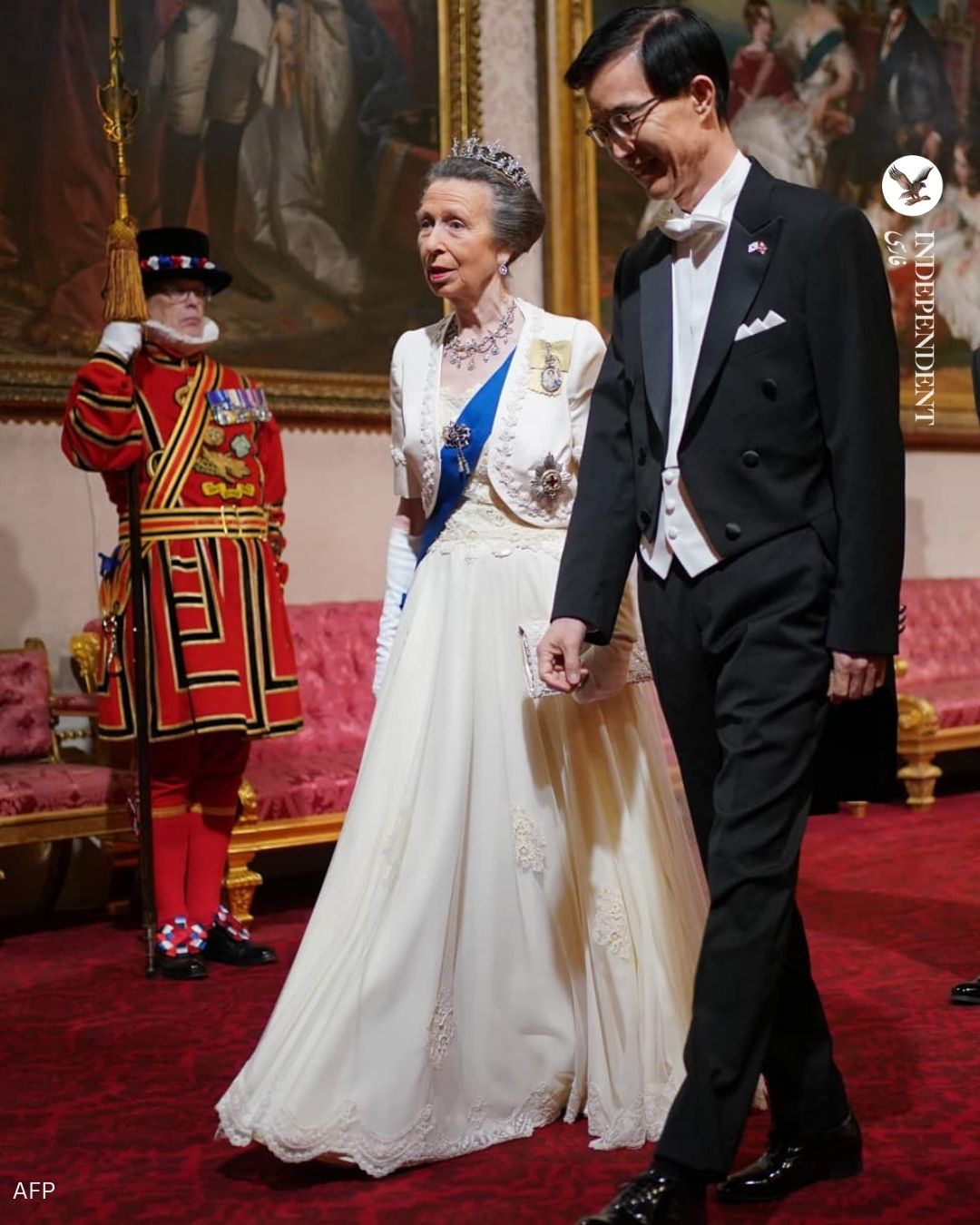 جواهرات خانواده سلطنتی بریتانیا در دیدار رسمی (5).jpg