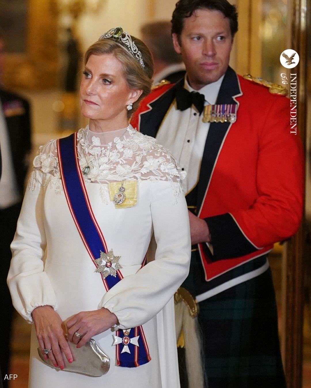 جواهرات خانواده سلطنتی بریتانیا در دیدار رسمی (6).jpg