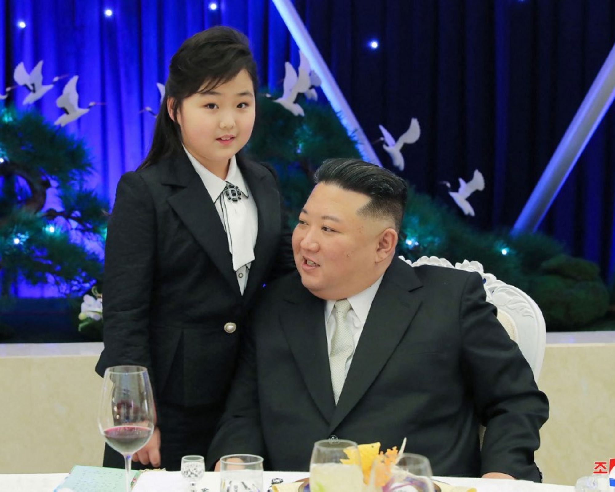 رهبر کره شمالی و دخترش.jpg