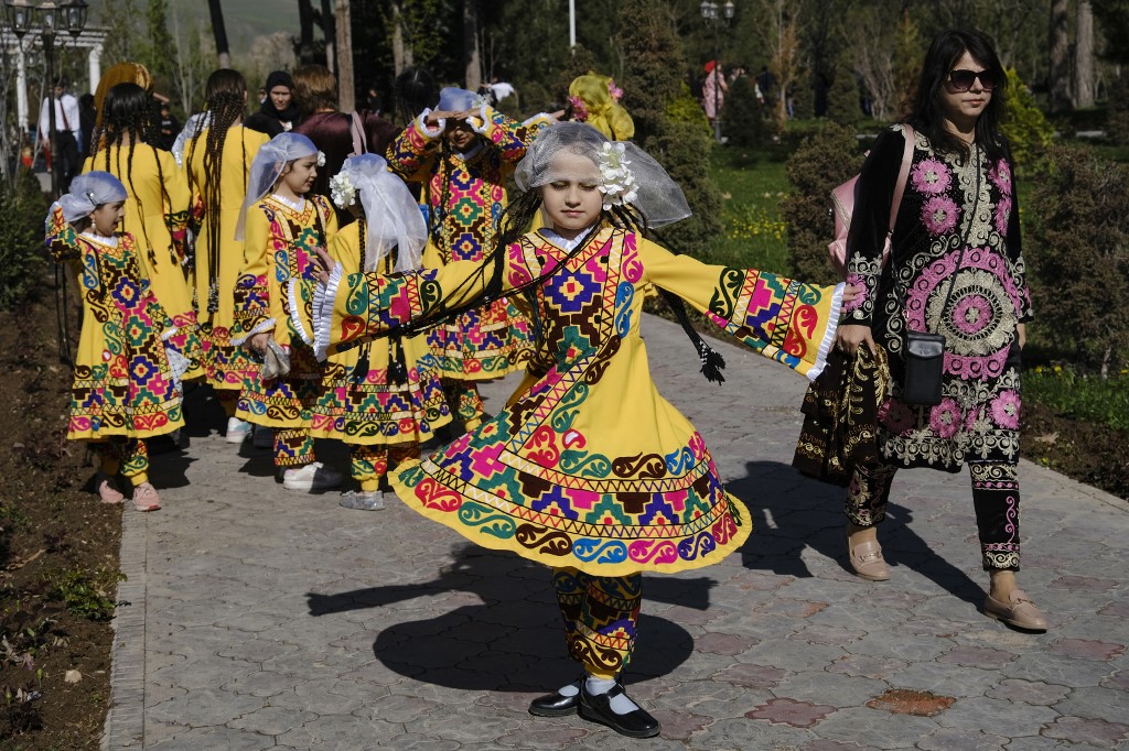 لباس سنتی تاجیکستان.jpg