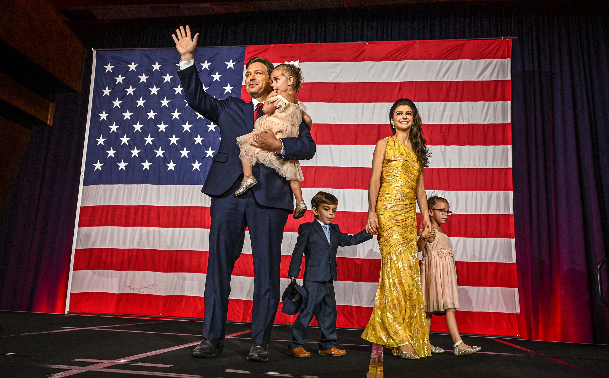 ران دسانتیس به همراه همسرش کیسی و فرزندانشان در یک مهمانی انتخاباتی - AFP