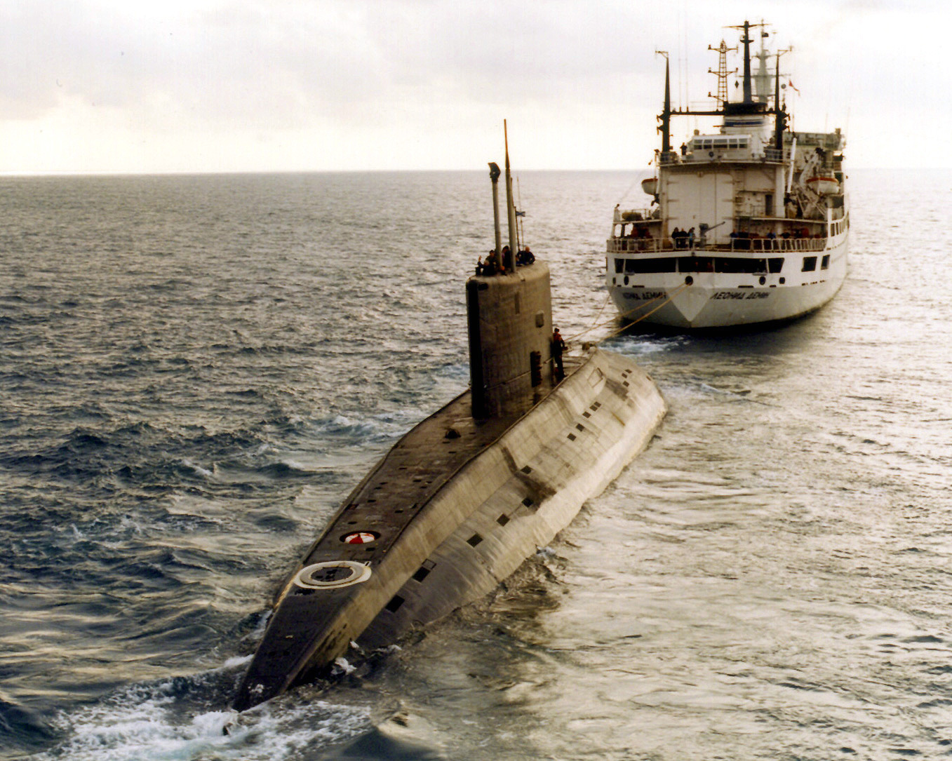 Iranian_Kilo-class_submarine (2).jpg