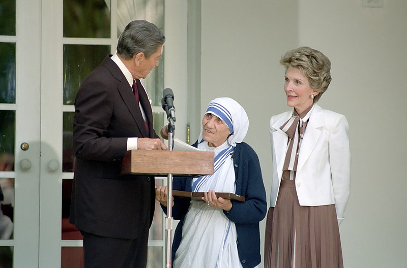President_Ronald_Reagan_presents_Mother_Teresa_with_the_Medal_of_Freedom_at_a_White_House_Ceremony_in_the_Rose_Garden.jpeg