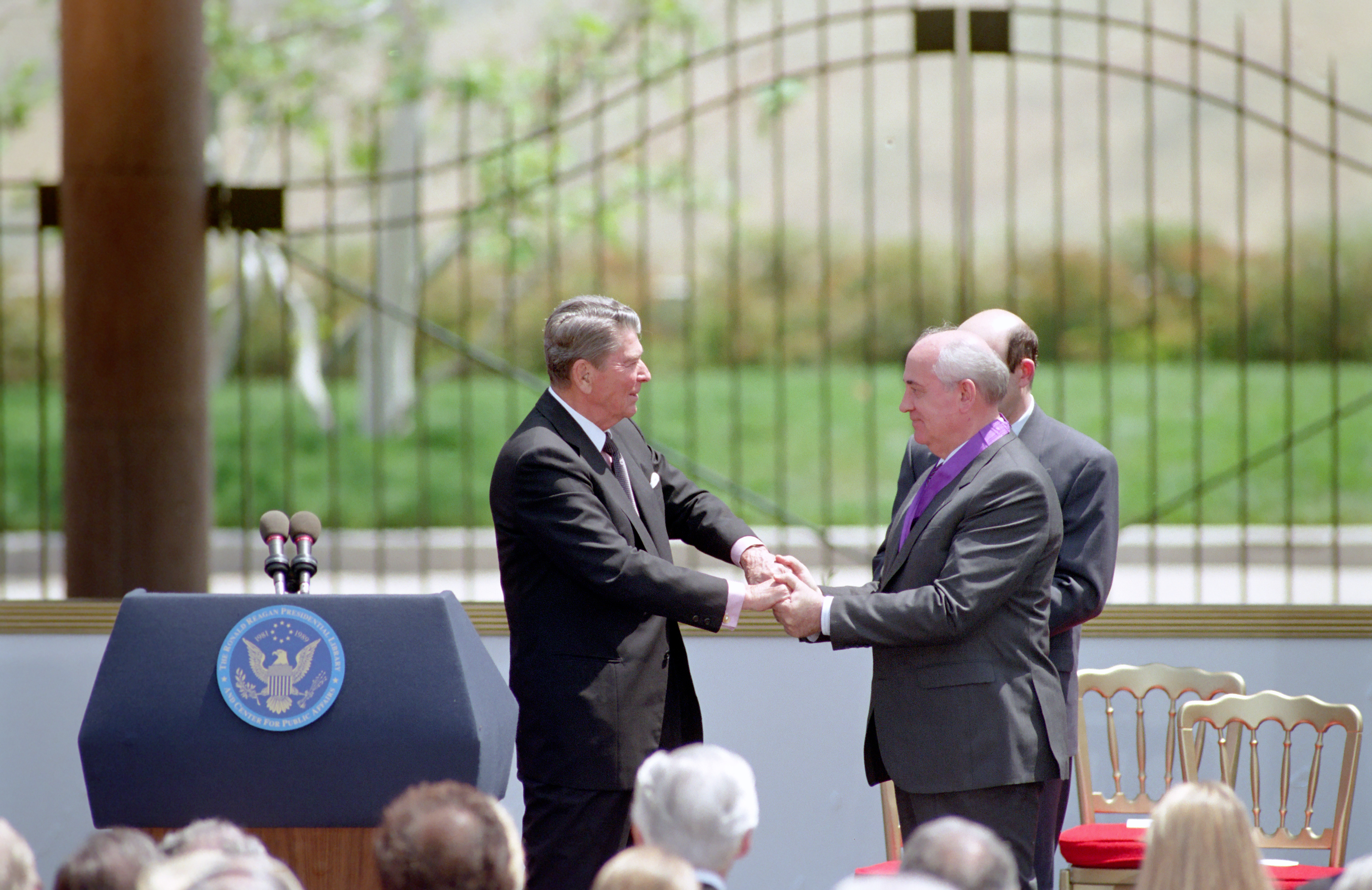 President_Ronald_Reagan_presents_Reagan_Freedom_Medal_to_Mikhail_Gorbachev_at_Reagan_Library.jpeg