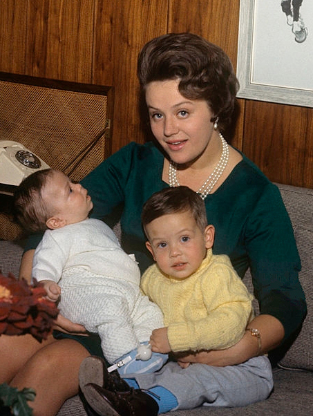 Princess_Muna_with_sons_1964.jpg