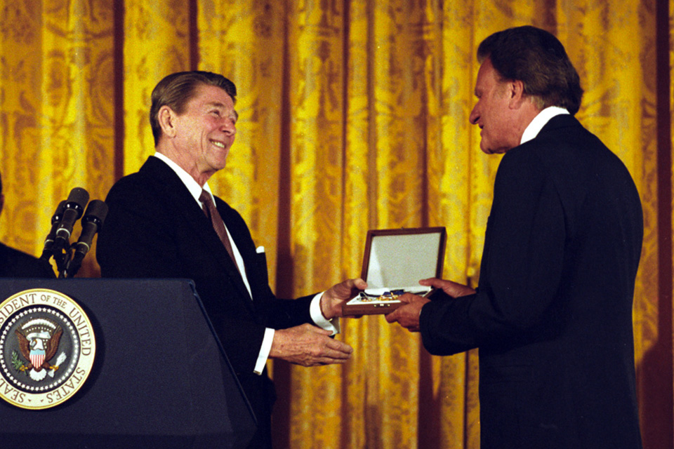 Ronald-Reagan-Presidential-Medal-of-Freedom-Billy-Graham.jpeg